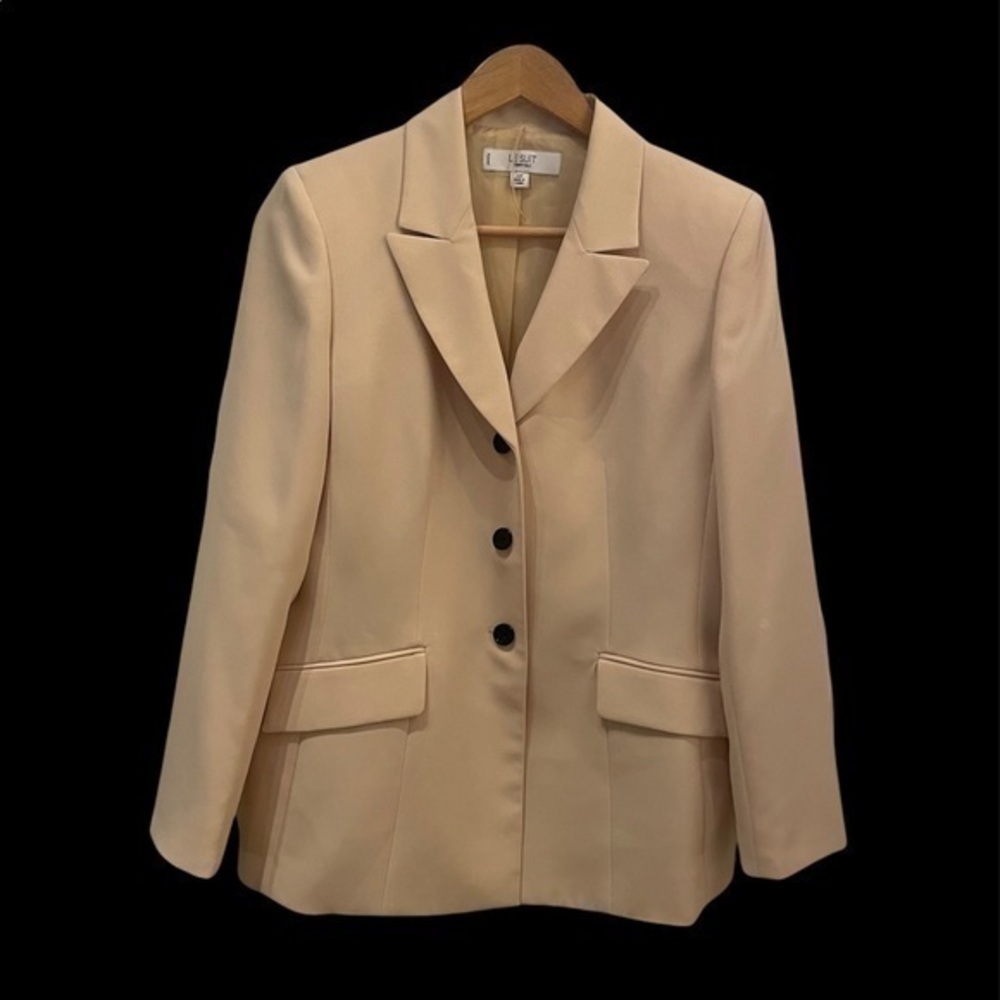 Le Suit Light Yellow Vintage 10P Blazer
Condition 9/10 no flaws 
Shoulder 15.5”